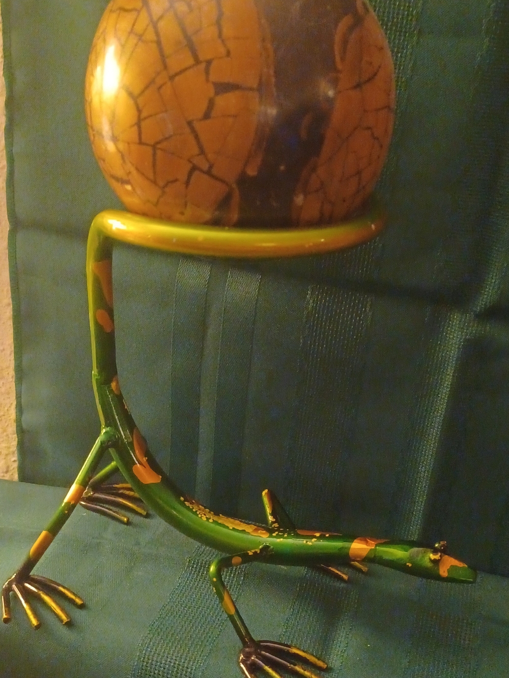 Decorative Green Lizard Reptile Stand for Display